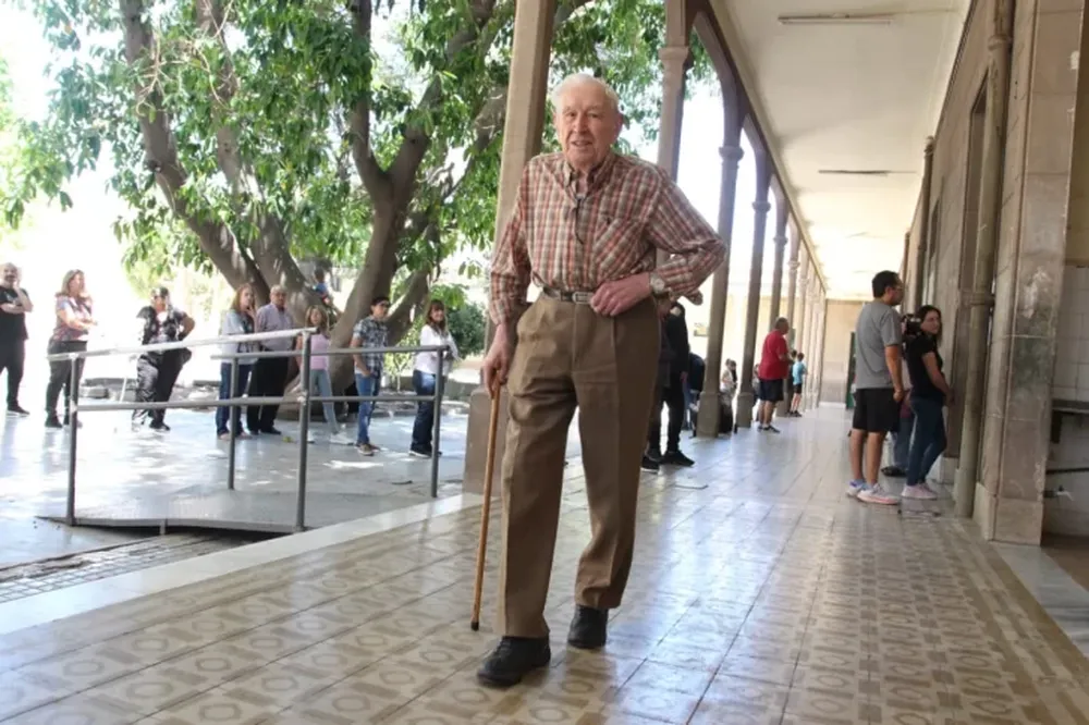 Eduardo Vargas tiene 93 años y disfruta ir a votar.