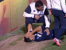 Maxi Salas debió abandonar el campo entre lágrimas luego de sufrir una grave lesión en su rodilla izquierda.