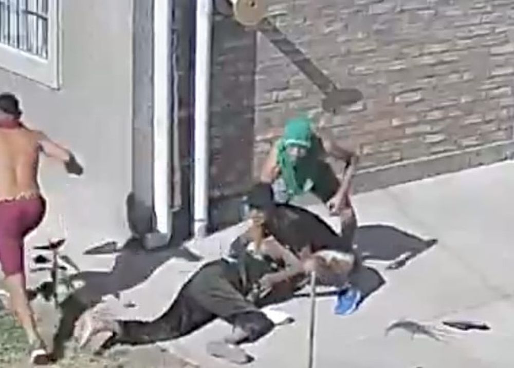 Desconocidos atacan salvajemente a un hombre en el fondo de su casa
