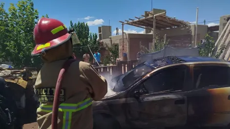 Se prendió fuego un auto en un taller familiar y sospechan de una travesura de niños con pirotecnia