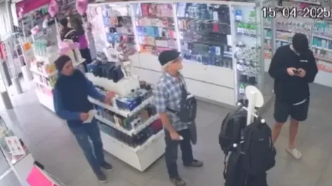 Robo en una farmacia de Desamparados - Captura de video.-