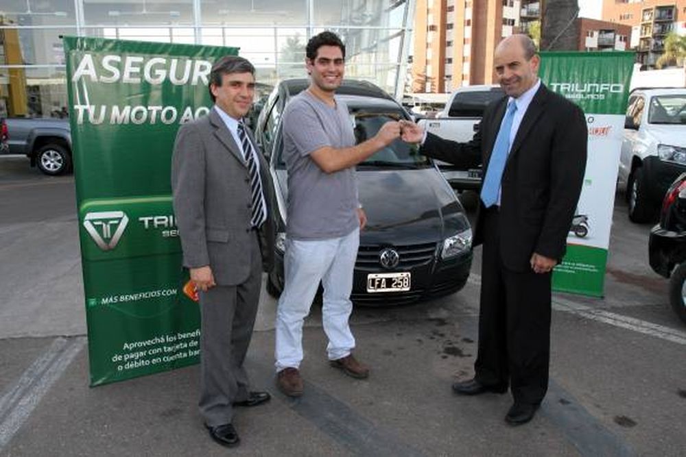 Triunfo Seguros premio a sus cliente con un auto