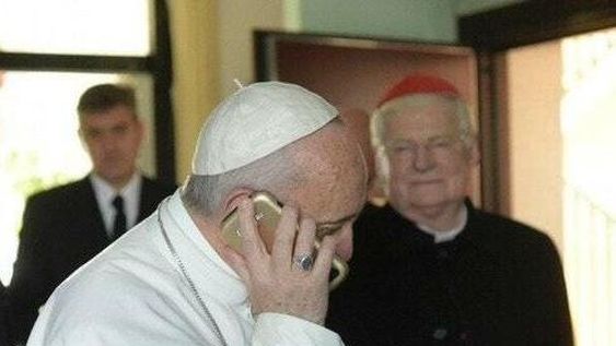 Un cura daba misa y le sonó el teléfono: era el papa Francisco