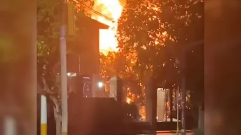 Investigan si una negligencia con pirotecnia desató un impresionante incendio en Rawson