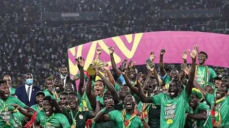 Escándalo histórico en África: Senegal amagó con irse, volvió y fue campeón ante Marruecos