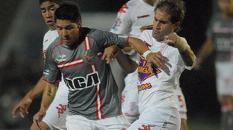 Estudiantes venció a Huracán y se afianza en la cima