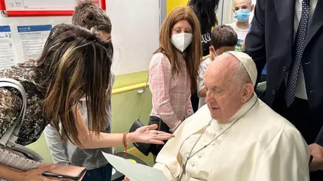 El papa Francisco en el hospital tras la cirugía: visitó a niños ingresados en oncología