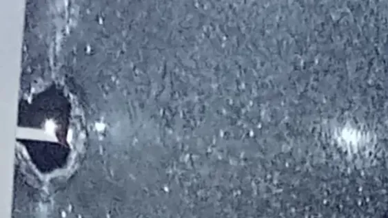 Atacan a pedradas y dañan tres micros y un camión