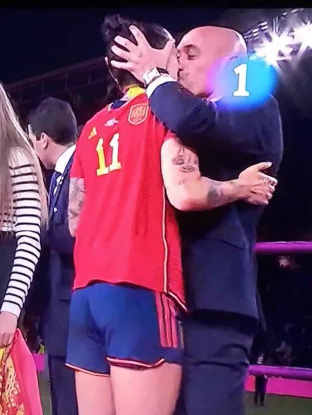 El presidente de la Federación de Fútbol de España besó en la boca a una jugadora y hubo revuelo