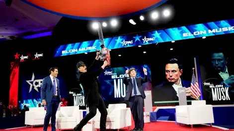 Javier Milei se reunió con Elon Musk en Estados Unidos y le regaló una motosierra