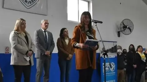 Dio un discurso en lenguaje inclusivo durante un acto escolar y fue abucheada