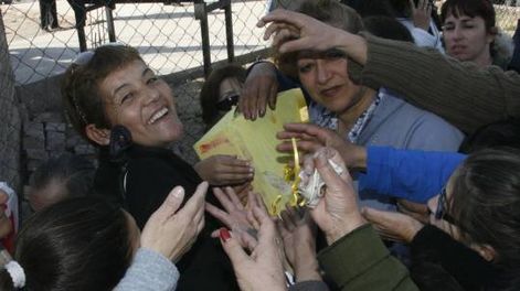 Regaló 800 pancitos para agradecer por sus 5 hijos