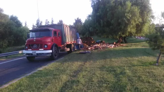 Una mala maniobra provocó el vuelco de su acoplado y la pérdida parcial del cargamento