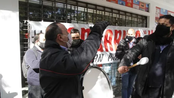 Sin mercadería, sin poder facturar y sin luz, empleados de Garbarino salieron a reclamar