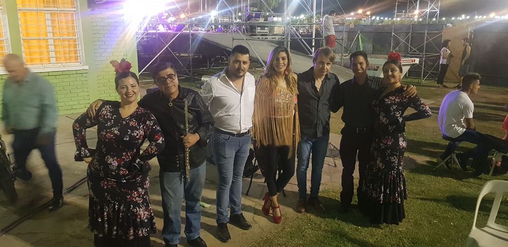 Vieja postal, junto a Mariana Clemensó  y equipo