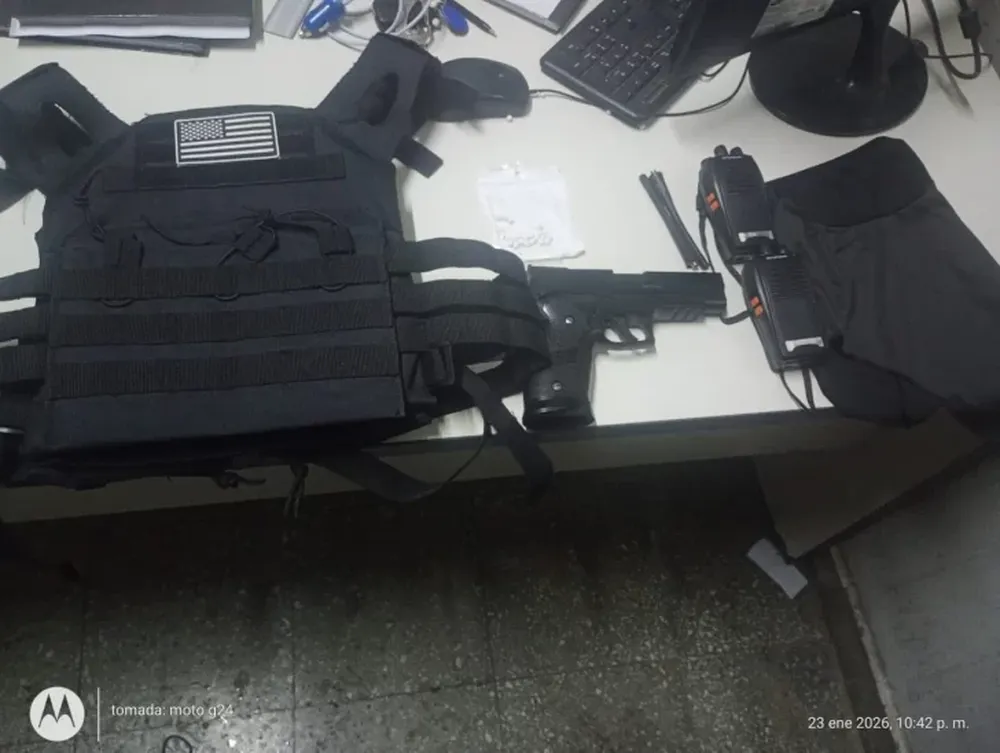 Detuvieron a un joven por suplantar a un policía y portar armas