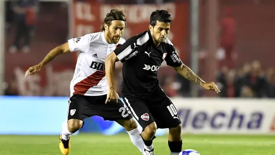 Independiente aprovechó que River se quedó con uno menos y lo superó en el clásico