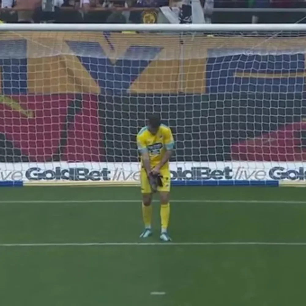 Un árbitro reanudó el partido pero faltaba uno de los arqueros: “Esto no lo vi nunca”