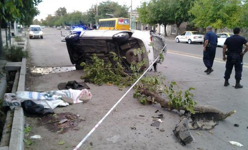 Choque y vuelco de un taxi en Rawson: murió joven que estaba grave