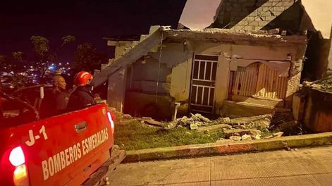 Al menos un muerto y un herido por un sismo frente a la costa de Ecuador