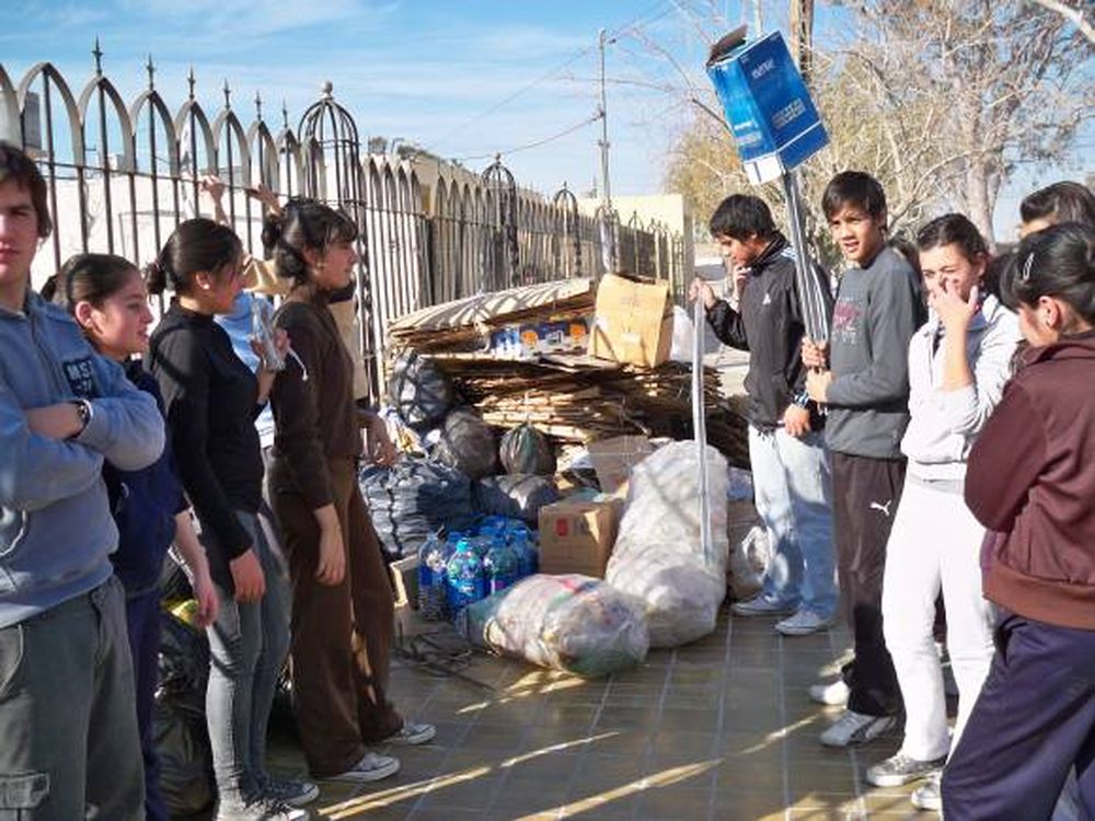 Alumnos enseñan a cuidar el ambiente