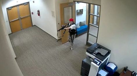 El momento en que la autora de la masacre de Nashville irrumpe en la escuela en la que mató a seis personas