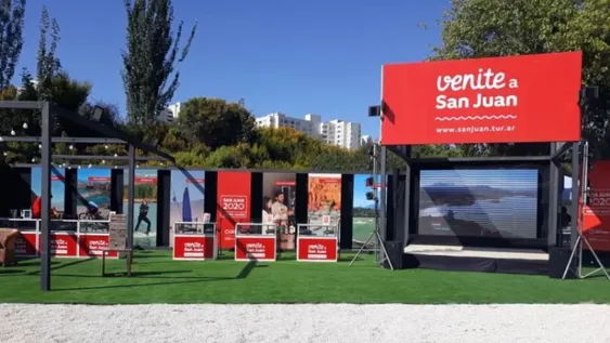 Dinosaurio mecánico, vinos y juegos: el stand de San Juan se luce en la Expo Coquimbo