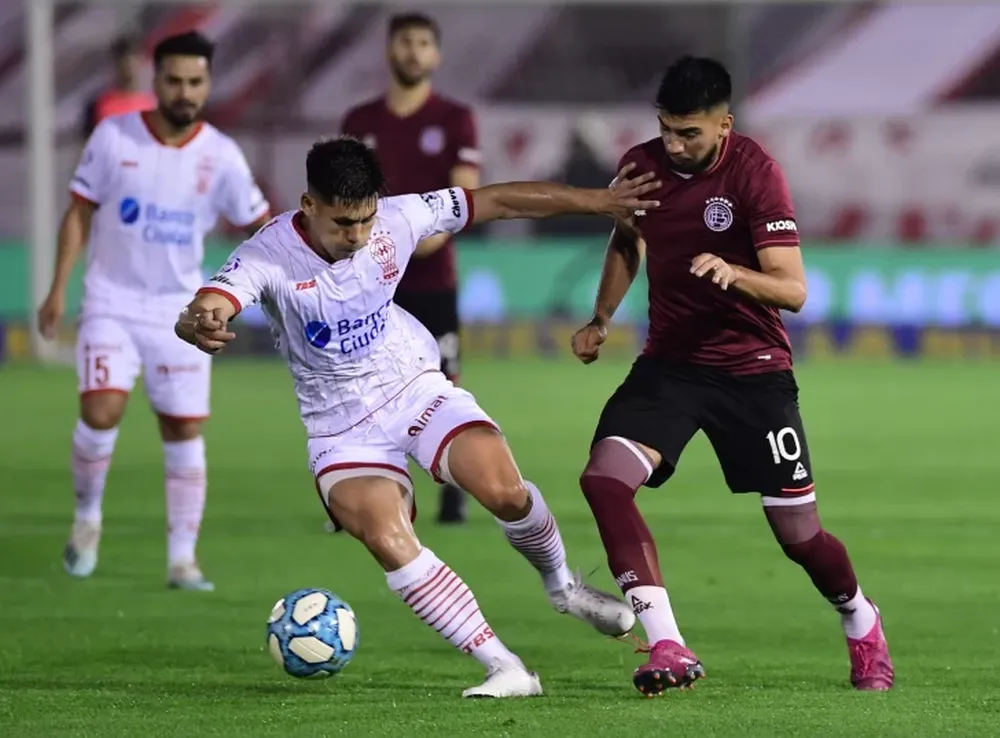 Lanús derrotó a Huracán en el final y ahora comparte la cima con Argentinos