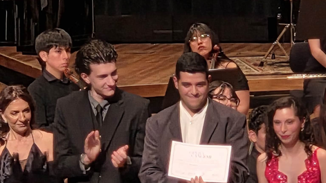 Walter Vilches -y los otros ganadores del concurso- junto a Verónica Cangemi, gran referente para el cantante sanjuanino en el camino del canto lírico.&nbsp;