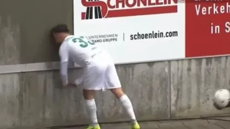 Un futbolista chocó su cabeza contra un muro y quedó inconsciente