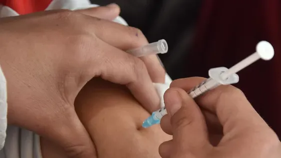 Por la suba de casos de covid, asoma un leve crecimiento en la vacunación