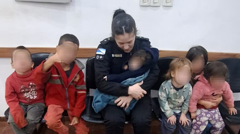 Un hombre manejaba alcoholizado con sus seis hijos, fue detenido y una policía terminó amamantando a su bebé