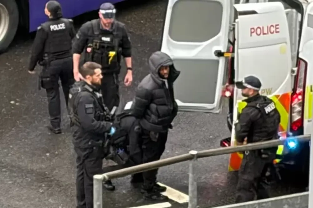 Detenido en el aeropuerto de Londres.-