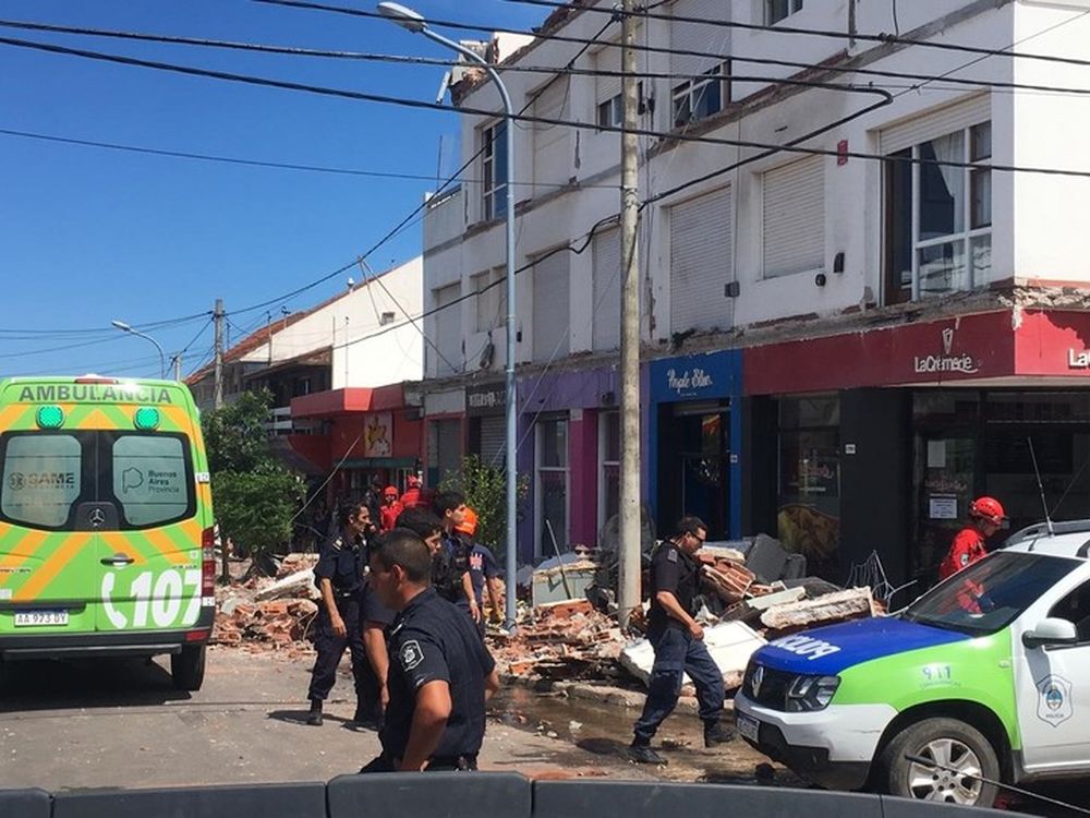 Dos personas quedaron atrapadas tras la caída de balcones en Punta Mogotes
