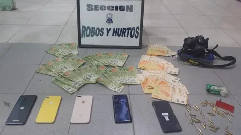 Citó a una vendedora por las redes y la golpeó para robarle tres IPhone: lo detuvieron