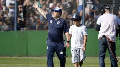 [VIDEO] La caída de Diego Maradona en el partido entre Gimnasia y Central Córdoba