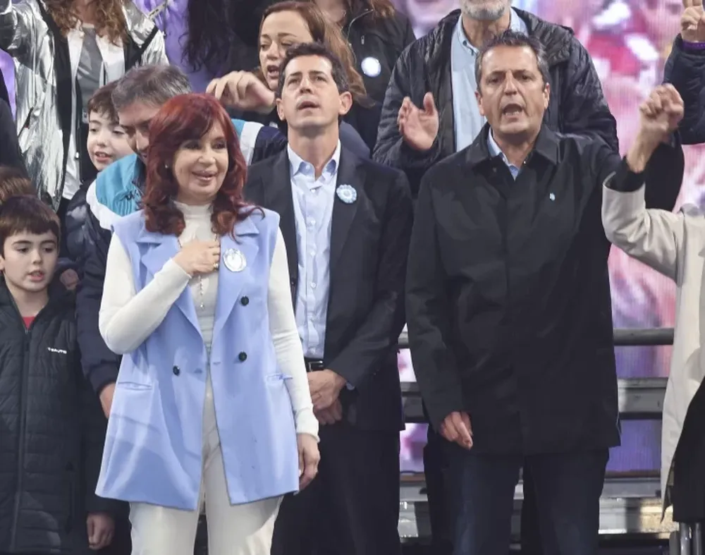 En una Plaza de Mayo colmada, Cristina Kirchner estiró el suspenso al no dar definiciones electorales