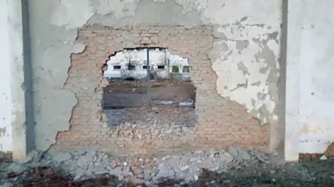 Derribaron un muro de una cárcel con una bicicleta y explosivos y se fugaron 26 presos