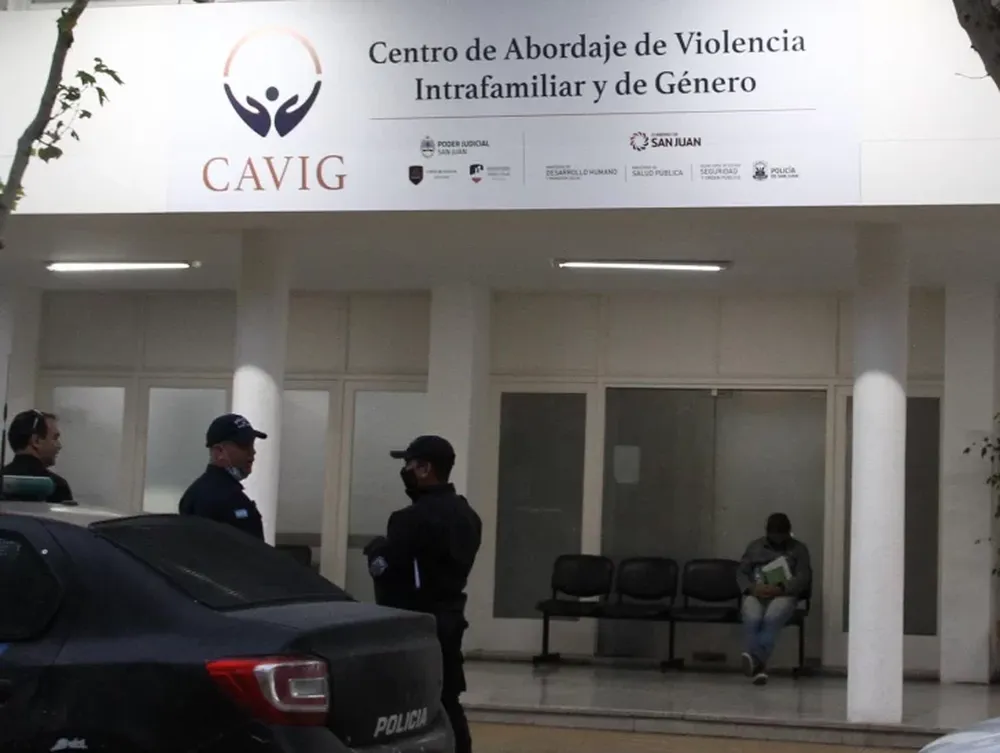 Violó las restricciones y atacó a golpes y piedrazos a su familia: irá a la cárcel 3 años y medio