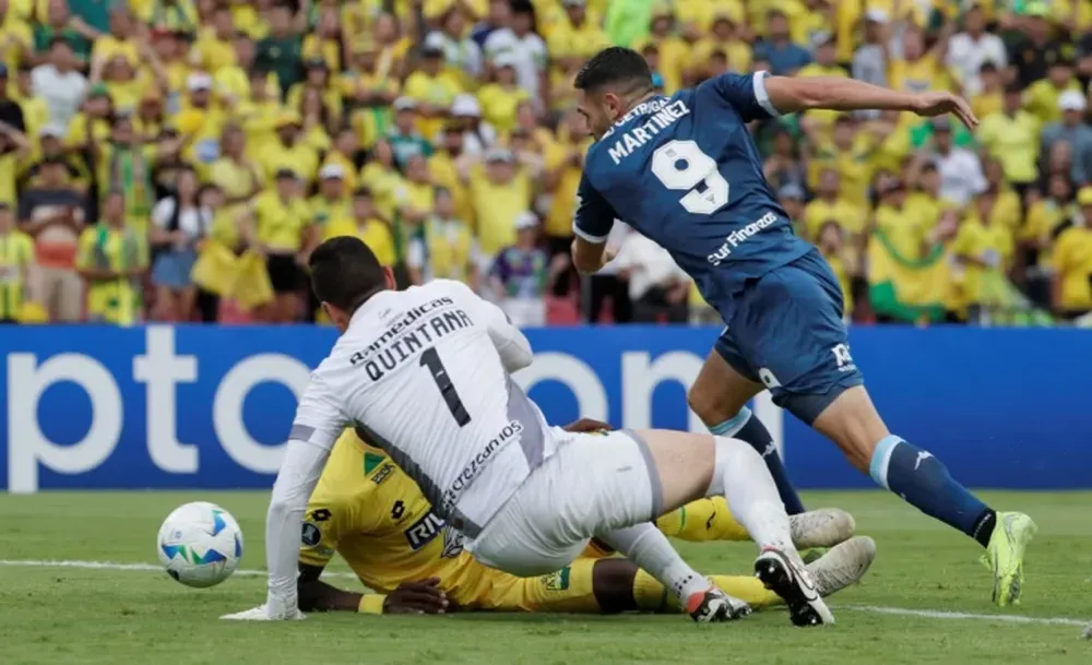 EL PRIMERO, Maravilla Martínez obliga y provoca el error. Los rivales chocaron, se produjo un rebote y el goleador de la Academia no perdonó. Contundente 4 a 0.