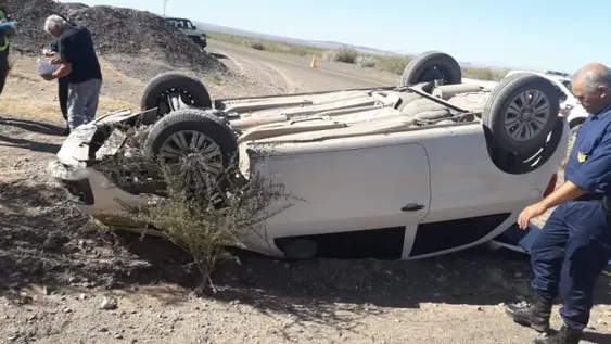 Una mujer se salvó de milagro al volcar con su auto en Jáchal