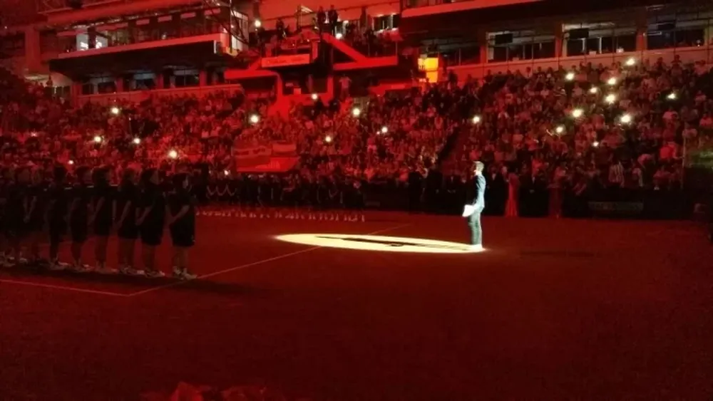 Claudia Pirán puso su voz para entonar los himnos nacionales