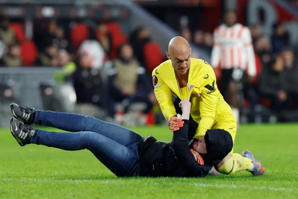 PSV le prohibió al ingreso al estadio por 40 años al agresor del arquero de Sevilla