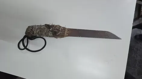 Citaron a un chofer de DIDI y lo asaltaron a cuchillo: cayeron dentro de una cancha en Capital