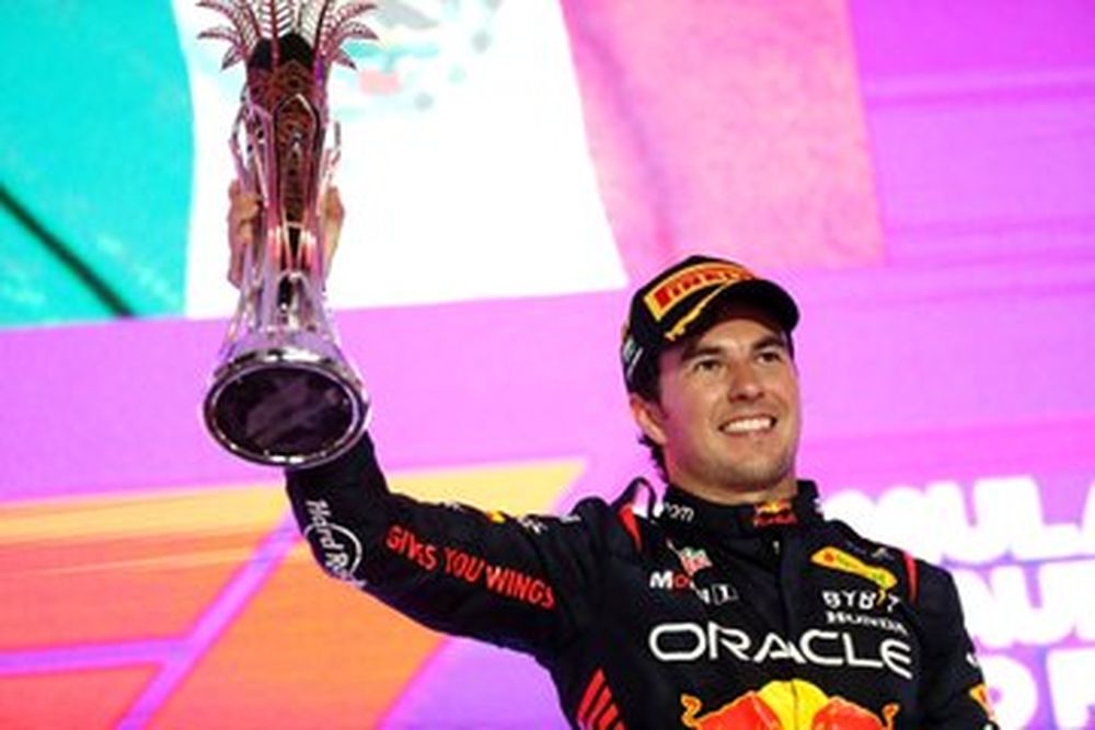 Abrumadora paliza de Red Bull con “Checo” Pérez como protagonista