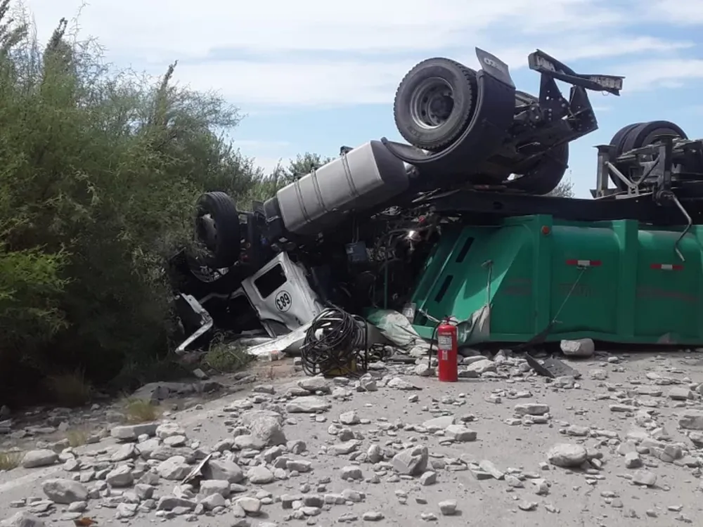 Un camionero volcó en Sarmiento, sufrió serias heridas y murió en el acto