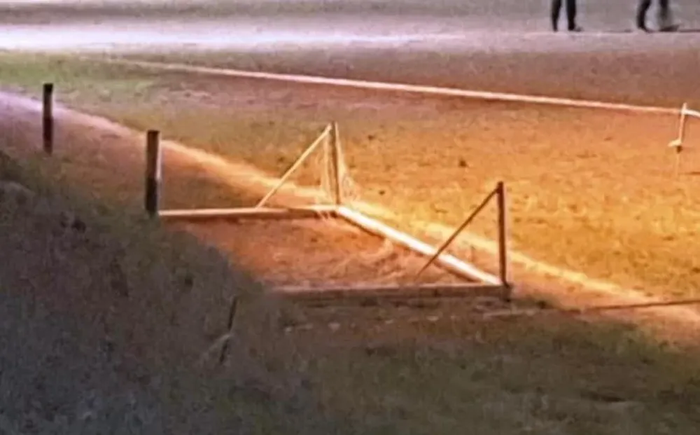 Un arco cayó sobre la cabeza de un nene: la criatura está grave