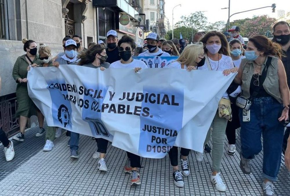 Dalma y Gianinna Maradona encabezaron la marcha para pedir justicia por Diego
