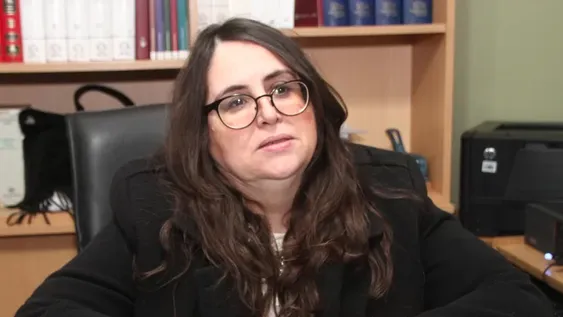 Llega a juicio un anciano filmado por su nietita cuando abusaba de su bisnieta