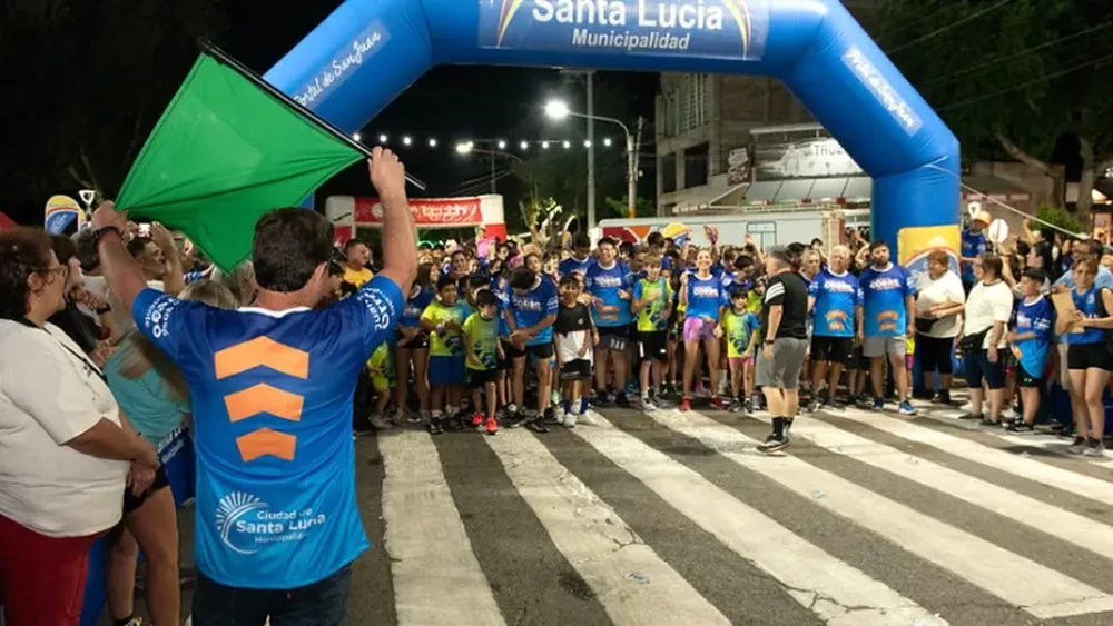 Multitud. Santa Lucía corre de Noche convocó a más de tres mil atletas.